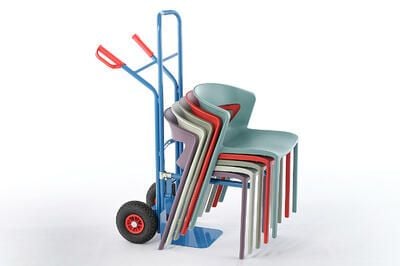 Mit der Stuhlkarre können die stapelbaren Kunststoffstühle transportiert werden